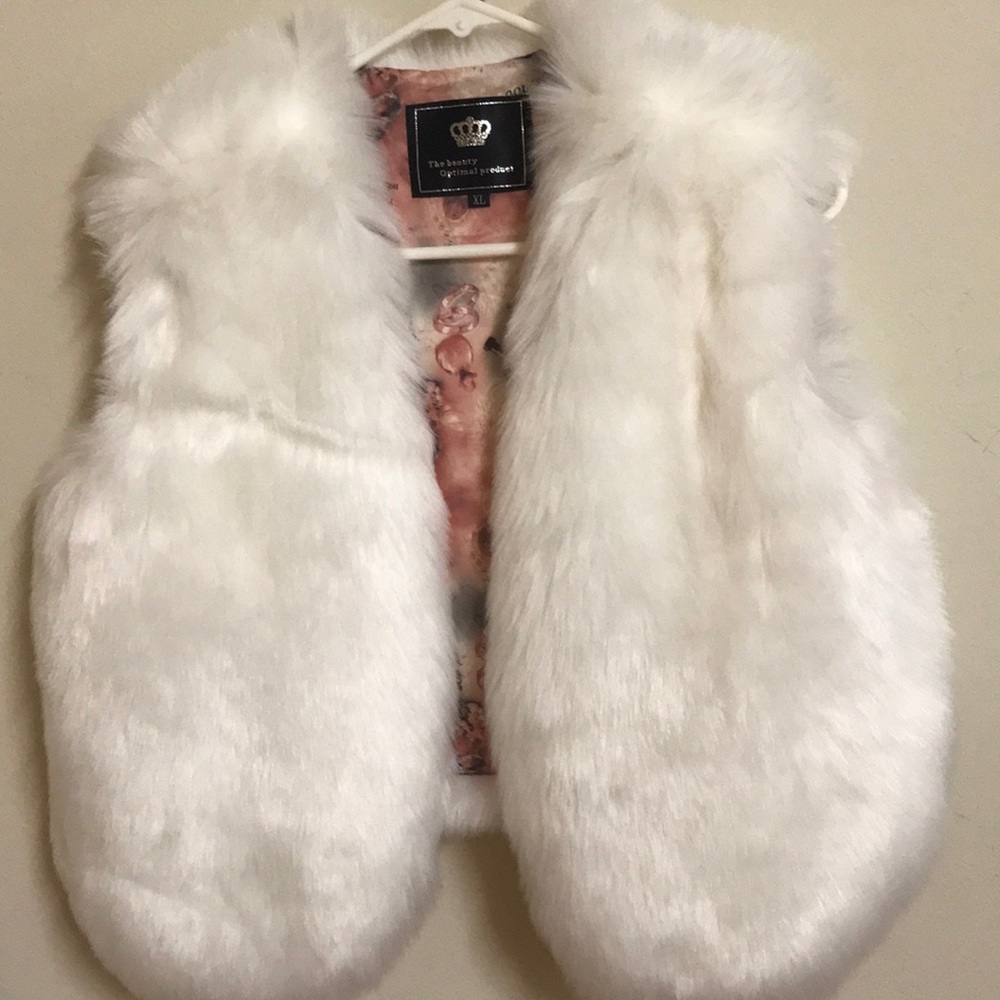 WHITE FURRY DIVA VEST